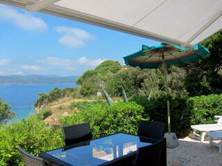 Blick auf das Meer von der Terrasse