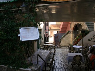 kleine Bistros laden zum Essen ein
