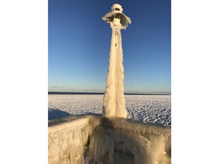 Vereiste Lampe am Ende auf der Seebrücke