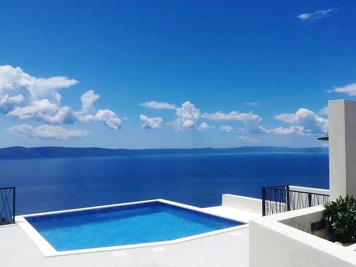 Swimmingpool und Ausblick