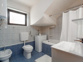 Badezimmer mit Waschmaschine