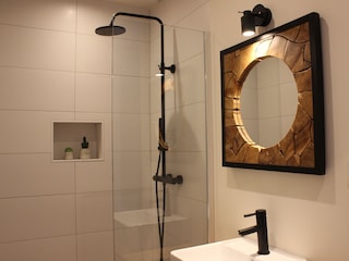 Bathroom en suite nr. 1 (ground floor)