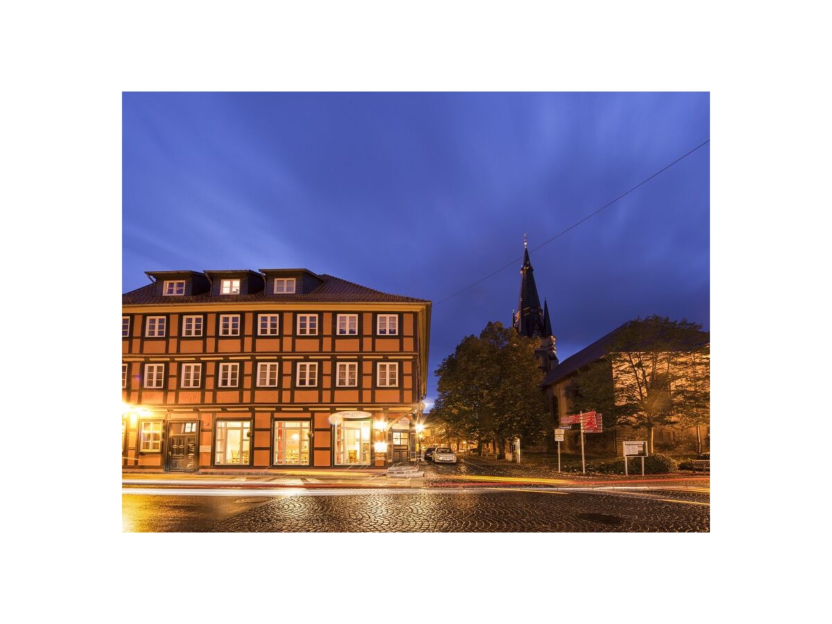 Objekt und Liebfrauenkirche bei Nacht