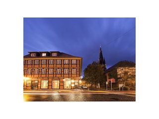 Objekt und Liebfrauenkirche bei Nacht