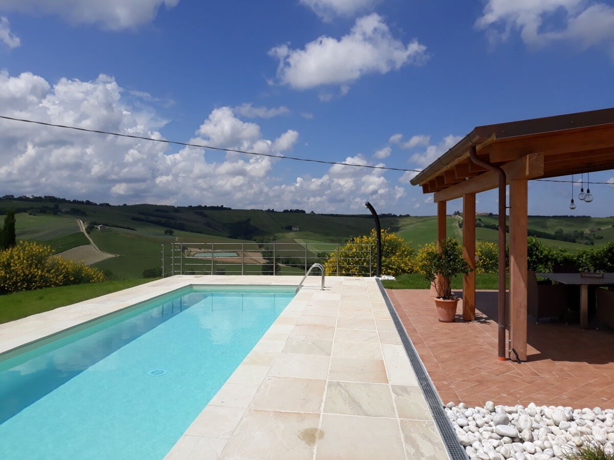 Grosse gedeckte Pergola mit Tisch und Stühle