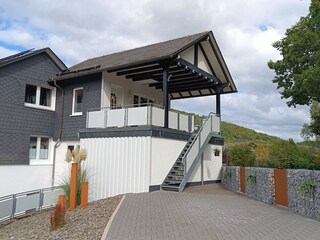 Parkplatz mit Treppe zur Wohnung/Balkon