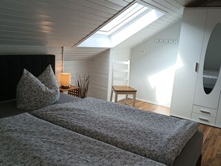 Schlafzimmer, Fenster mit Verdunklungsrollo