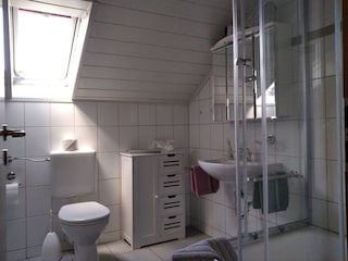 Bad mit Dusche und WC