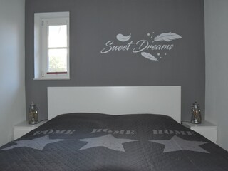 Gemütliches Schlafzimmer mit Komoden und Schrank