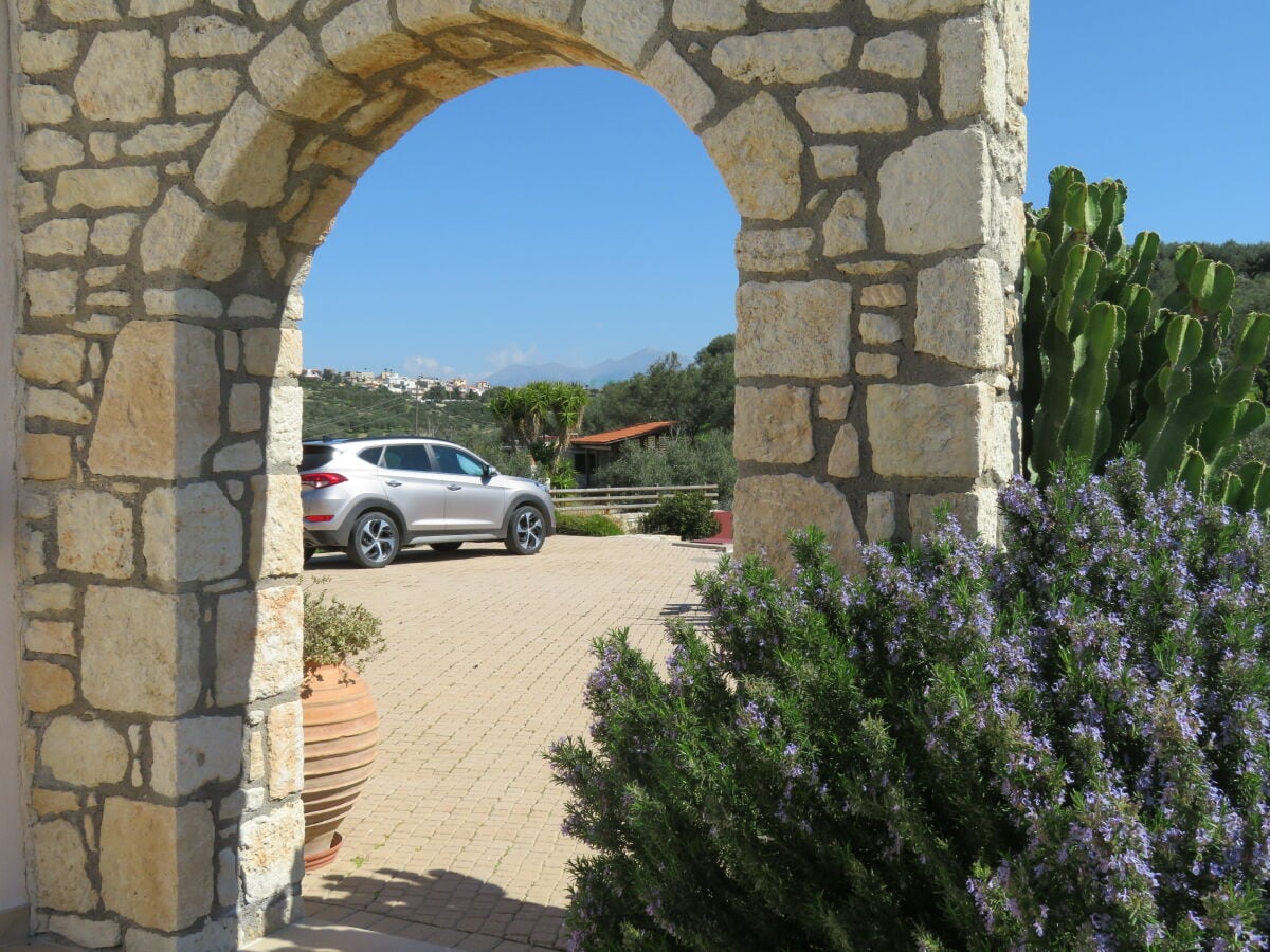 Aussicht Parkplatz mit Dorf dahiner