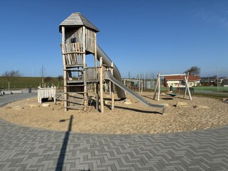 Viele Spielgeräte im neuen Kurpark