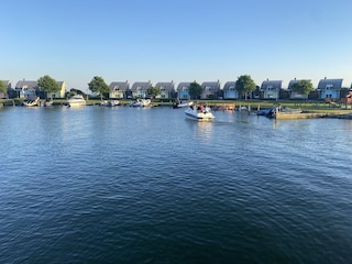 Bootsfahrt im Hafeneingang Makkum Beach Resort