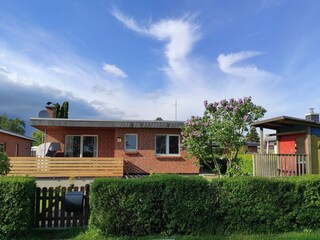 Vorderansicht mit neuer Terrasse