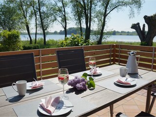 großzügige Terrasse mit Seeblick