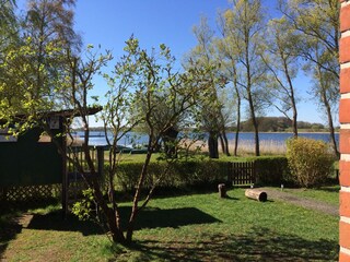 Blick über den Garten auf den See