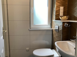 .. Waschbecken, WC und Fön ...