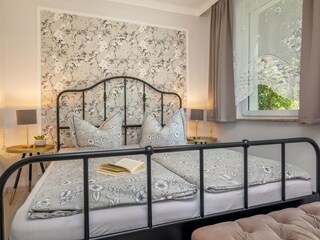 Das Schlafzimmer mit Verdunkelungsgardinen ...