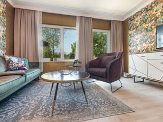 Das Wohnzimmer mit TV und BlueTayPlayer ...