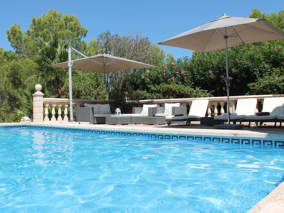 Blick von der Veranda auf den Pool und die Loungeecke