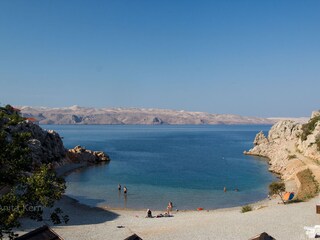 Kiesbucht in Karlobag - mit Beachbar Tatinja