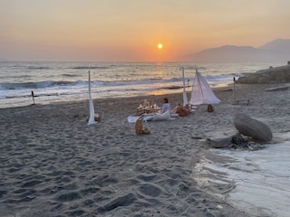 Sonnenuntergang am Komos Beach