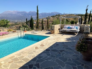 Terrasse mit Sonnenbett