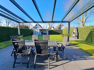 Garten mit überdachter Terrasse