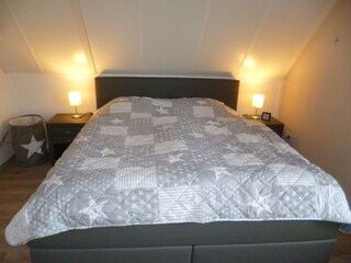 Schlafzimmer Obergeschoss mit Boxspringbett