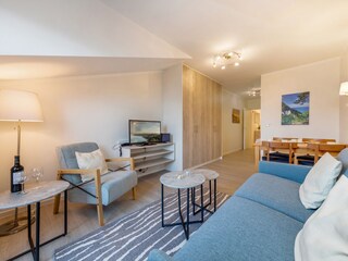 Blick durch den Wohnbereich zum Eßplatz.