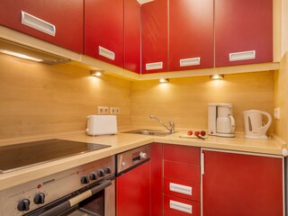 Die Küchenzeile mit Geschirrspüler und Backofen.