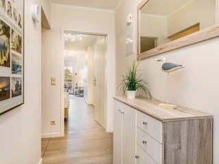 Der Flur mit Garderobe.