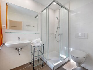 Bad mit Dusche, Fenster und WC.