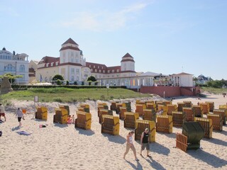 Strand in Binz mit Kurhaus.