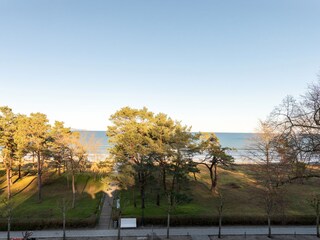 ... mit schönem Ausblick auf Ostsee und Promenade.