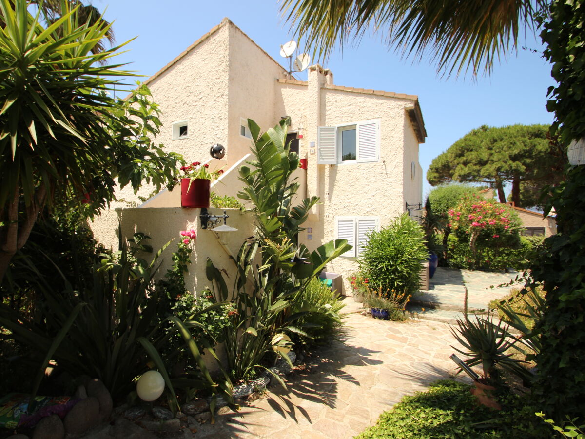 House with apartement on the ground floor