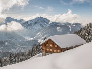 Eingeschneite Alphütte