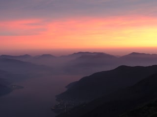 Sonnenuntergang über den Bergen