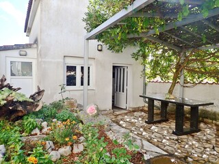 Terrasse im Garten und die "Konoba" (Raum mit Grill)