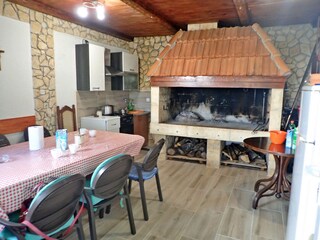 "Konoba"Raum mit Grill, Sitzgelegheit und mini Kueche