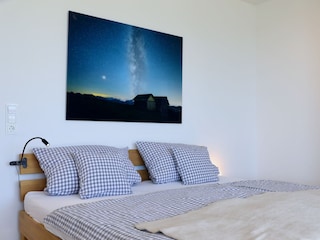 Schlafzimmer mit Seeblick