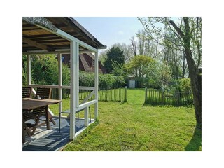 Terrasse mit Blick in den Garten