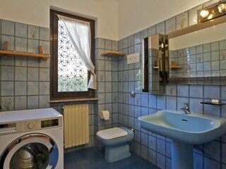 Gäste-WC mit Fenster und Waschmaschine