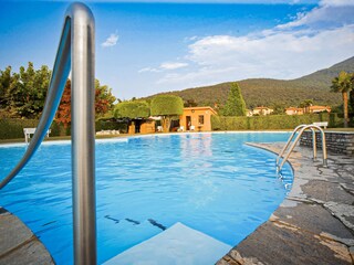 Großer Pool mit Kinderbecken