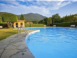 Großer Pool mit Kinderbecken