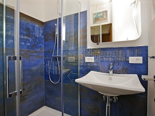 Modernes, freundliches Badezimmer