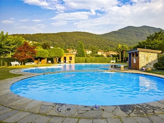 Großer Pool mit Kinderbecken
