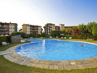 Großer Pool mit Kinderbecken