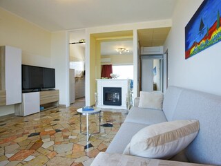 Ausschnitt vom Wohn-/ Schlafraum mit Kamin