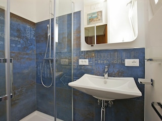 Modernes, freundliches Badezimmer mit Dusche und Fenste
