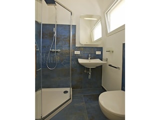 Modernes, freundliches Badezimmer mit Dusche und Fenste